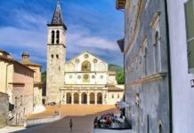 Spoleto: un'auto scende la scalinata del Duomo