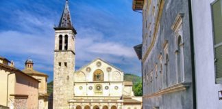 Spoleto: un'auto scende la scalinata del Duomo