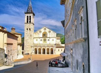 Spoleto: un'auto scende la scalinata del Duomo