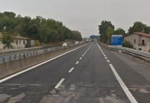 Follia lungo la E45, "sfidano" le auto in corsa