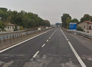 Follia lungo la E45, "sfidano" le auto in corsa