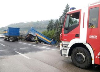 E45: motrice sospesa nel vuoto su un viadotto