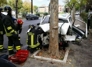 Auto contro un alberto: muore anziano a Terni