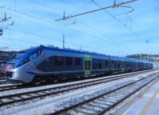 Treno in difficoltà per ghiaccio e foglie