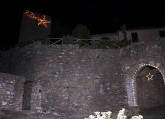 Collepino, le stelle di Natale illuminano il piccolo castello montano