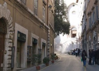 Agente non in servizio blocca un ladro