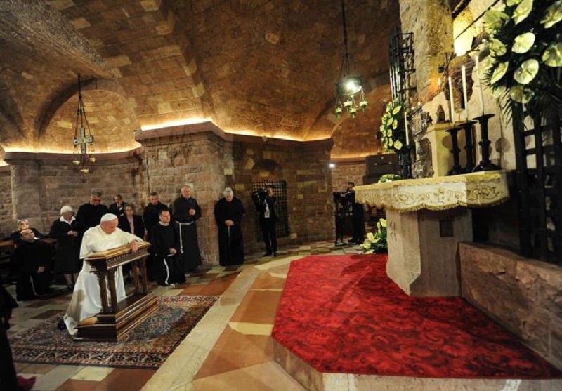 Papa: basta mondanità Chiesa,cancro che uccide