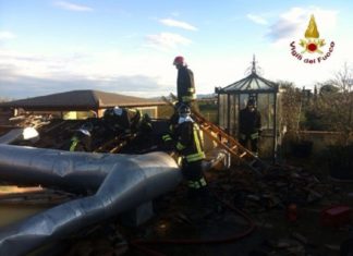 Incendio sul tetto di un agriturismo