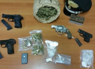 Avevano in negozio droga e pistola, arrestati
