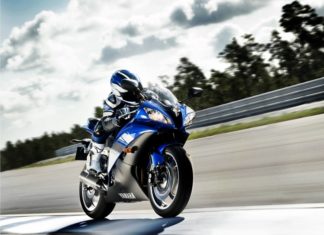 Sfreccia in moto ma senza avere la patente