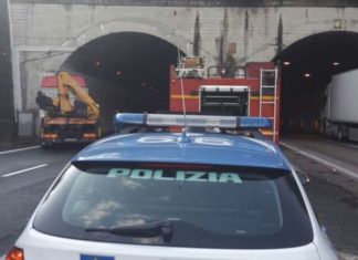Camion contromano all’ingresso di una galleria