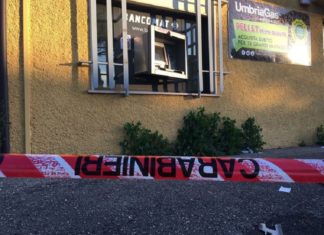 Fatto saltare un bancomat per rubare il denaro