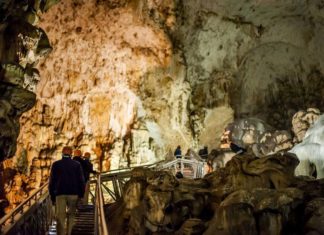 Escursionista perugina cade in una grotta e si rompe una gamba