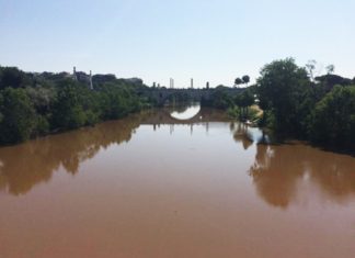 Il Tevere si tinge di “rosso”: di chi è la colpa?