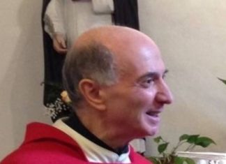 Parroco castellano benedice le casalinghe