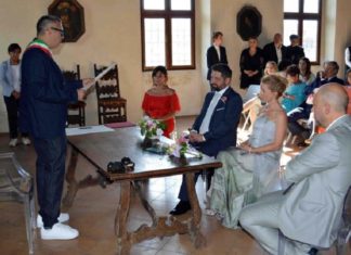 Il rapper Frankie Hi-Nrg Mc celebra un matrimonio