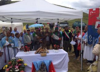 La Chiesa è distrutta: ma la festa non si ferma