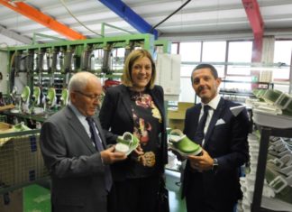 Catiuscia Marini in visita all'azianda "Sabatini". La presidente della regione ha elogiato la fabbrica spoletina: "Controcorrente rispetto alla crisi economica ed al passo con i tempi"