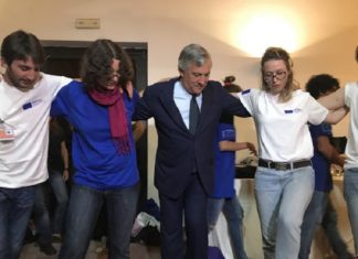 A Norcia Tajani balla con i giovani A Norcia Tajani balla con i giovani