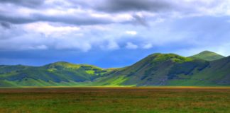 A Castelluccio luci e rimboschimento della Penisola Italia