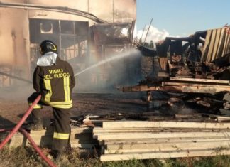 Incendio distrugge una falegnameria: nessun ferito Incendio distrugge una falegnameria: nessun ferito