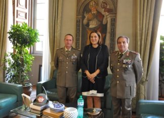 Il saluto della Marini al Comandante Luca Covelli Il saluto della Marini al Comandante Luca Covelli