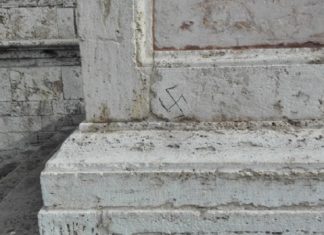 Perugia: svastiche sulla statua di Papa Giulio III Perugia: svastiche sulla statua di Papa Giulio III