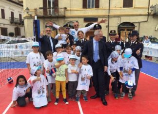 Nella piazza di Norcia si gioca a "Gioca volley in sicurezza"