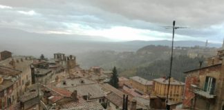 Breve ma intensa grandinata sul centro di Perugia