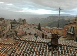 Breve ma intensa grandinata sul centro di Perugia