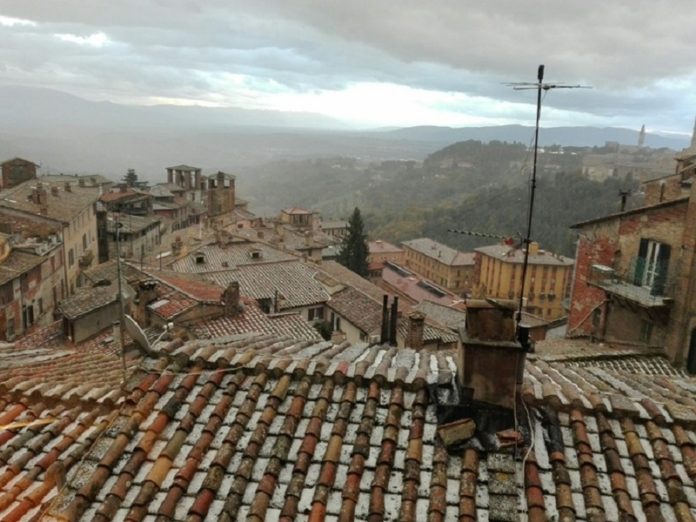 Breve ma intensa grandinata sul centro di Perugia