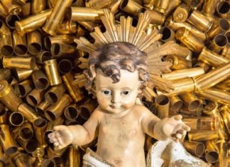 Ad Assisi il Bambinello riposa tra i bozzoli di proiettile