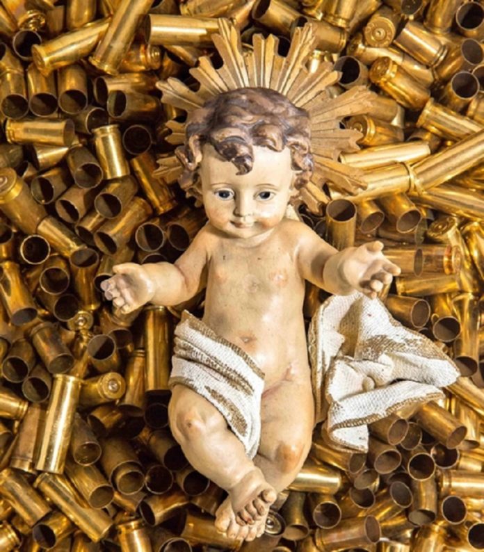 Ad Assisi il Bambinello riposa tra i bozzoli di proiettile