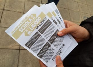 "Sfruttamento e inefficienza: basta con questa alternanza": questo lo striscione esibito davanti all'Ipsia Orfini di Foligno e al liceo Scientifico Majorana di Orvieto, durante il sit-in dei ragazzi del Blocco studentesco per contestare l'alternanza scuola-lavoro. "Dopo un anno dall'avvio del programma istituito con la Buona scuola abbiamo svolto un sondaggio tra gli studenti italiani - è detto in una nota del movimento - e il risultato è una piena bocciatura per le modalità con le quali viene gestita l'alternanza". "Gli studenti vengono impiegati in mansioni del tutto sconnesse dalla realtà scolastica di appartenenza, rendendo inefficace lo svolgimento del lavoro rapportato al piano di studi di ognuno. Crediamo fermamente che si debbano istituire appositi consigli costituiti da professori, studenti e tutor aziendali - prosegue la nota - ai quali assegnare non solo il compito di individuare i progetti più coerenti con ogni percorso formativo, ma anche quello di controllare come venga svolto il lavoro".