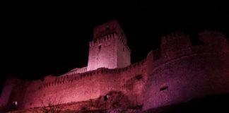 La Rocca di Assisi si colora di rosa per il Giro d'Italia