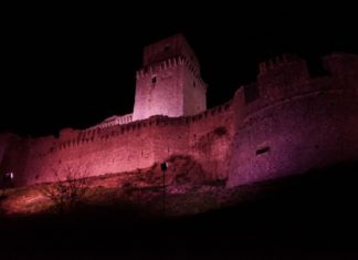 La Rocca di Assisi si colora di rosa per il Giro d'Italia