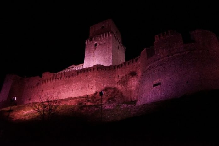 La Rocca di Assisi si colora di rosa per il Giro d'Italia