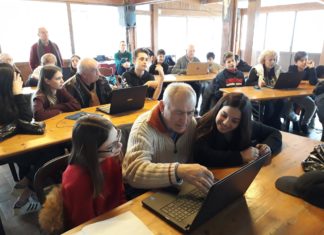 Paciano: nonni a lezione di informatica dai nipoti