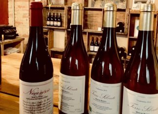 ‘Non è il vino dell'enologo. Lessico di un vignaiolo che dissente’ dell’autore e vignaiolo Corrado Dottori sarà al centro della nuova iniziativa Winebook, con la formula della presentazione di un libro accompagnata da degustazione di vini. L’appuntamento, organizzato dall’Associazione culturale Ikaria in collaborazione con Multiverso Coworking Foligno, Forno Pizzoni e Zut, si svolgerà domenica 11 febbraio dalle ore 17.30 proprio nei locali dello spazio folignate dello Zut. Non ci si limiterà a leggere o parlare di vino ma lo si degusterà nel mentre, per permettere un'esperienza plurisensoriale ed una miglior conoscenza e consapevolezza dello stesso e dei prodotti che seguono processi naturali e non di mero profitto. WINEBOOK Dopo i successi di tre edizioni di UmbriaLibri a Foligno, l’Associazione culturale Ikaria avvia un percorso di attività durante l’anno dove il “libro” incontra i diversi mondi. ‘Winebook’ nasce proprio da qui. Negli ultimi anni il mondo del vino sta crescendo vertiginosamente, il rischio è l’abbandono alla mera “quantità”, a scapito di una doverosa “qualità”. Da un lato una nicchia “spocchiosa” che si gode la qualità, dall’altro la massa che si “ubriaca” di quantità. Ecco, ciò va superato ed evitato. Winebook vuole rendere meno formale l’approccio al vino, e diffondere la vera e autentica cultura del vignaiolo, parlando di territori, natura, ambienti, sistemi di produzione in cui l’uomo (agricoltore virtuoso e consumatore consapevole) agisce come comunità che è protagonista, insieme, di determinati contesti ambientali. Winebook propone un’esperienza in cui un libro sul vino diventa l’occasione di incontro tra il vignaiolo/autore ed il consumatore/lettore, dove si legge e si parla di vino, mentre lo si assaggia, dove la contaminazione tra diversi sensi diventa un’esperienza unica. BOOK ‘Non è il vino dell'enologo. Lessico di un vignaiolo che dissente’ di Corrado Dottori è il primo libro che sarà sotto i riflettori per questo primo incontro. È qualcosa di ancestrale a chiamarci. A rimettere in discussione le nostre certezze di uomini progrediti. Non vuole essere un ritorno al passato. Al contrario. Quello che la crisi del mondo industriale, finanziario, utilitarista, ci consegna, è la domanda che occupa tutta la fine del Novecento, dal ‘68 in avanti: è possibile fare in modo diverso? Come abita il pianeta l’uomo contemporaneo? Come si relaziona con la natura? Qual è il senso del suo stare-al-mondo nell’epoca del progresso tecnico? L’osservazione della natura diventa qualcosa di esaltante, che trascende la scienza. Non più l’uomo scisso dalla natura, scienziato, che interviene e manipola. No. L’uomo nella natura. Parte della natura. Tutt’al più osservatore di fenomeni qualitativi. Liberato dall’ossessione della quantità. WINE Due i vini protagonisti dell’iniziativa. Il bianco Terre Silvate: verdicchio in stile Dottori, con piccole presenze di trebbiano e malvasia. Vino dalle delicate note di fiori di campo ed erbette aromatiche, acidità perfetta, sapido e lungo. L'evoluzione in bottiglia regala morbidezza e aromi di mandorla dolce. Il rosso Nocenzio: Montepulciano, Sangiovese e una piccola percentuale di Cabernet Sauvignon. Vino sapido e strutturato, note di frutti rossi in confettura alternati a cacao e spezie dati dall'affinamento in legno vecchio. Già pronto e godibile, darà il meglio dopo 3/4 anni. Corrado Dottori Corrado Dottori è un vignaiolo che produce Verdicchio, e non solo, sulle colline marchigiane. È approdato alla vigna dopo essersi licenziato da un posto garantito in una grande banca internazionale. E oggi fa il contadino. Cosa significa fare ed essere agricoltore agli albori del Terzo Millennio? Come si fa agricoltura? Cos’è un ambiente? Quali sono le relazioni tra un coltivatore ed un sistema vivente quale la vigna? Quale vino produrre? Quale lessico per un’altra “contadinità” ne è la risposta. Articolato nella forma di un lessico, questo libro è anche il racconto di ciò che definisce il mondo del vino, ma che non trova spazio nelle guide o nei manuali sul bere. E per leggerlo, non serve essere esperti, conoscitori, bevitori o sommelier, basta lasciarsi andare alla linfa che scorre in queste pagine e che ci trascina da un tralcio di vite ad una diversa visione dell’ambiente e della natura, ad una ecologia tutta da costruire. Ingresso libero e degustazione facoltativa