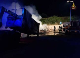 Corciano: in fiamme una compattatrice di cartone