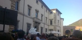 Commozione e tanti palloncini bianchi al funerale di Roberto