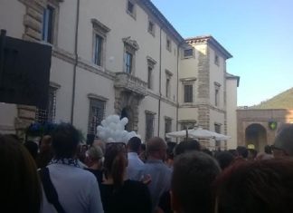 Commozione e tanti palloncini bianchi al funerale di Roberto Commozione e tanti palloncini bianchi al funerale di Roberto