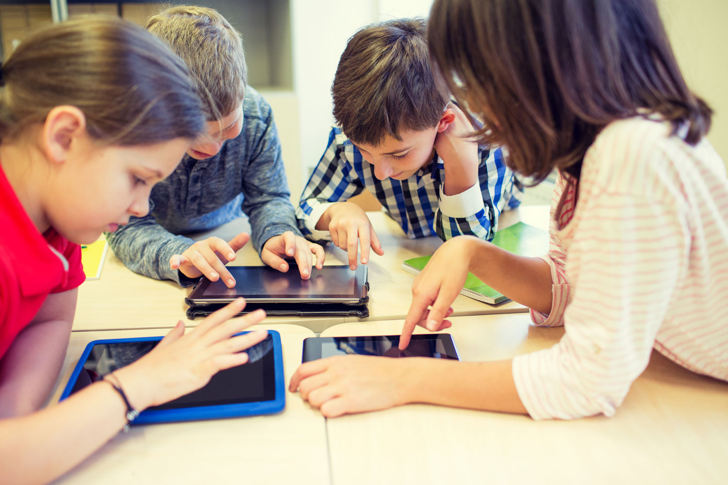 Uso di tablet e smartphone tra i bambini: le raccomandazioni — La