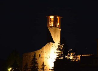L’illuminazione valorizza la bellezza dell’antico castello di Agello