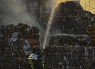 Vasto incendio alle cartiere di Trevi