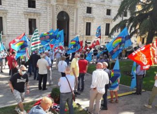 Prosegue la protesta di medici e infermieri