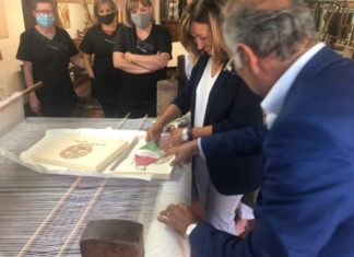 Alla Presidente Tesei la mascherina tricolore di ‘Tela Umbra’