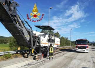 Macchinario tocca cavi elettrici: operatore posto in salvo