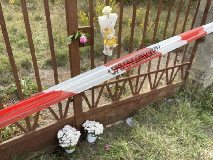 Fiori, macchinine e anche un peluche sono stati lasciati sul cancello che porta al casolare abbandonato di Po Bandino - frazione di Città della Pieve - dove ieri sarebbe stato ucciso, dalla mamma, il bimbo di due anni. Il pellegrinaggio alledificio