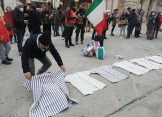 Protesta ‘no green pass’ a Perugia con divise deportati